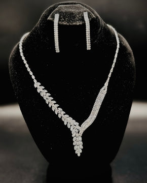 Moonlit Aura – Silver Shine Necklace